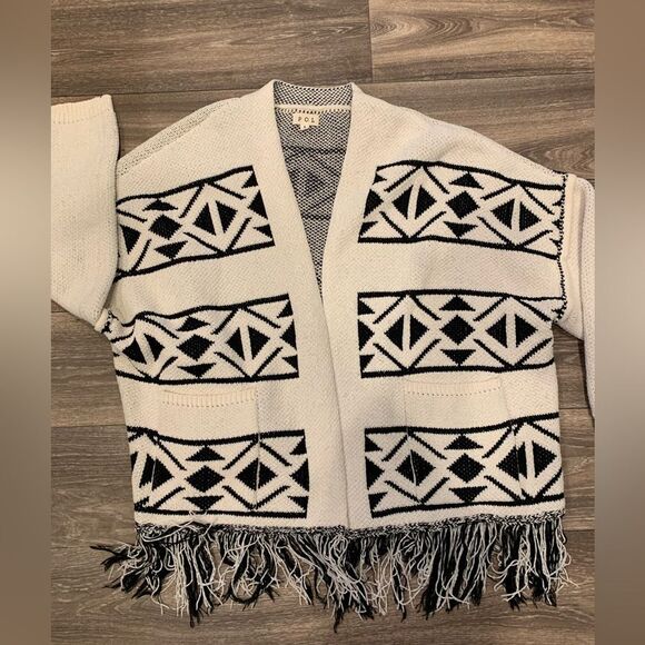 POL Black and White Geometric Cardigan - Picture 2 of 7